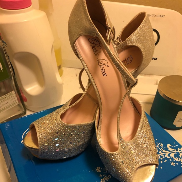 Silver heels - Picture 1 of 1